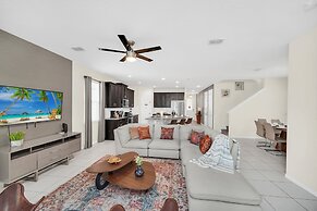 Chic Resort Villa: Themed Rooms, Pool & Game Room!