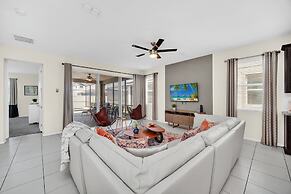 Chic Resort Villa: Themed Rooms, Pool & Game Room!