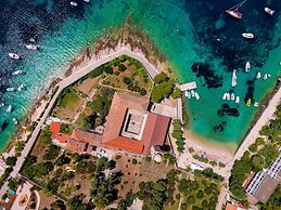 Four Bedroom apt w Patio Close to Beach and Center