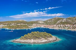 Four Bedroom apt w Patio Close to Beach and Center