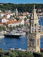 Four Bedroom apt w Patio Close to Beach and Center