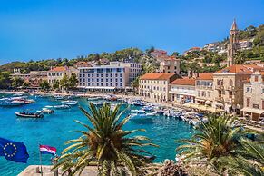 Four Bedroom apt w Patio Close to Beach and Center