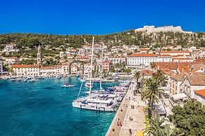 Four Bedroom apt w Patio Close to Beach and Center