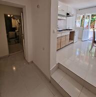 Four Bedroom apt w Patio Close to Beach and Center