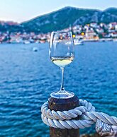 Four Bedroom apt w Patio Close to Beach and Center