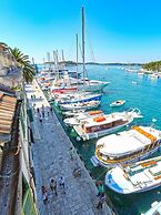 Four Bedroom apt w Patio Close to Beach and Center