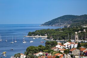 Four Bedroom apt w Patio Close to Beach and Center