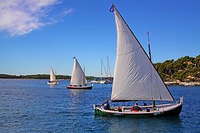 Four Bedroom apt w Patio Close to Beach and Center