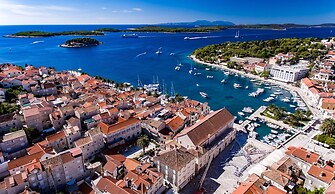 Four Bedroom apt w Patio Close to Beach and Center