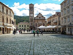 Four Bedroom apt w Patio Close to Beach and Center