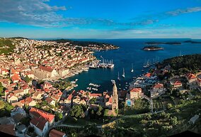 Four Bedroom apt w Patio Close to Beach and Center