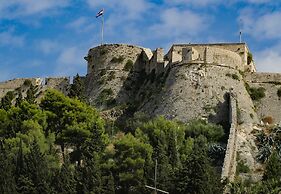 Four Bedroom apt w Patio Close to Beach and Center