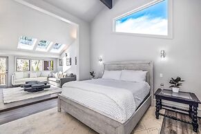 4223 Spruce Way 4 Bedroom Duplex by RedAwning