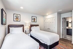 4223 Spruce Way 4 Bedroom Duplex by RedAwning