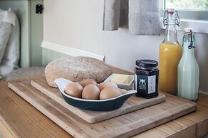 Haven View - 1 Bed Shepherds Hut - St Ishmael's