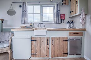 Haven View - 1 Bed Shepherds Hut - St Ishmael's