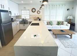 Condominium apartment in front of Beach
