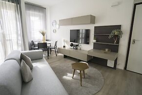 Charming and Modern Three-bedroom Apartment in the Heart of the City o