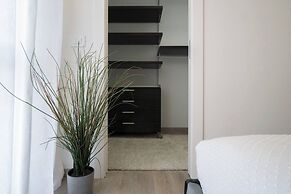 Charming and Modern Three-bedroom Apartment in the Heart of the City o