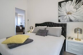 Charming and Modern Three-bedroom Apartment in the Heart of the City o
