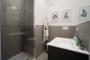 Charming and Modern Three-bedroom Apartment in the Heart of the City o