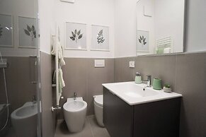 Charming and Modern Three-bedroom Apartment in the Heart of the City o