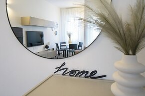 Charming and Modern Three-bedroom Apartment in the Heart of the City o
