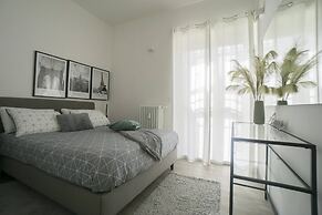 Charming and Modern Three-bedroom Apartment in the Heart of the City o