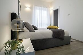 Charming and Modern Three-bedroom Apartment in the Heart of the City o