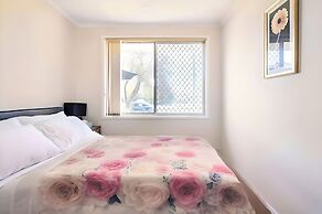 Cheerful 3 bedroom house with free parking