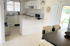 Cheerful 3 bedroom house with free parking