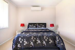 Cheerful 3 bedroom house with free parking
