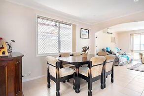 Cheerful 3 bedroom house with free parking