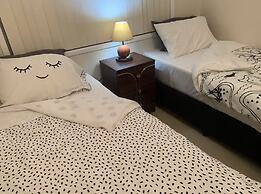 Cheerful 3 bedroom house with free parking