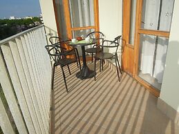 Homely 1 Bedroom Flat With Side sea View