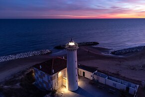 Homely 1 Bedroom Flat With Side sea View