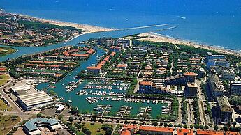 Lovely Apartment With Pool in a Fantastic Location by Beahost Rentals