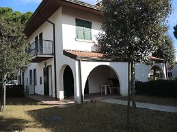 Two-bedroom Flat With Balcony and Private Garden - By Beahost Rentals