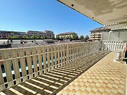 Modern Apartment for 6 Guests by the Pool-beahost