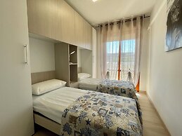 Modern Apartment for 6 Guests by the Pool-beahost