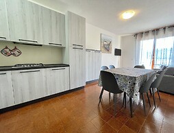 Modern Apartment for 6 Guests by the Pool-beahost