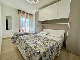 Modern Apartment for 6 Guests by the Pool-beahost