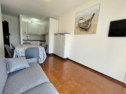 Modern Apartment for 6 Guests by the Pool-beahost