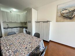 Modern Apartment for 6 Guests by the Pool-beahost