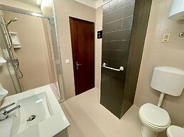 Apartment for six With Shared Pool