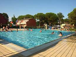 Bright Flat in Residence With Pool - Beahost