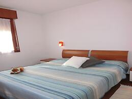 Bright Flat in Residence With Pool - Beahost