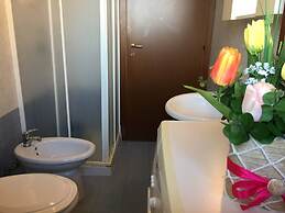 Airy Apartment With Balcony - Beahost