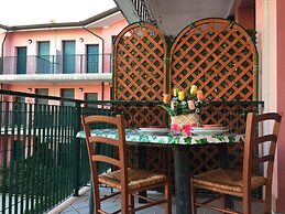 Airy Apartment With Balcony - Beahost