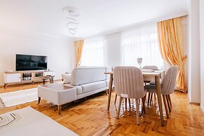 Central Flat Near Cevahir Mall and Metro in Sisli